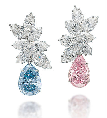 deux diamants de forme poire sertis sur des boucles d'oreilles